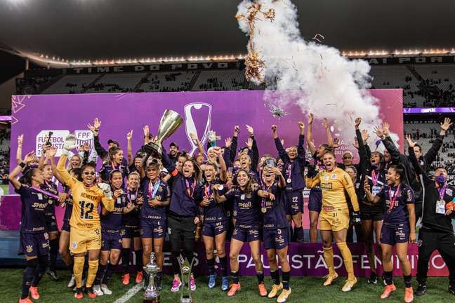 Corinthians bate São Paulo no fim e leva Paulista feminino com público  recorde