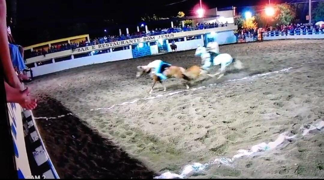 Antônio de Val sofre acidente durante vaquejada na cidade de Emas