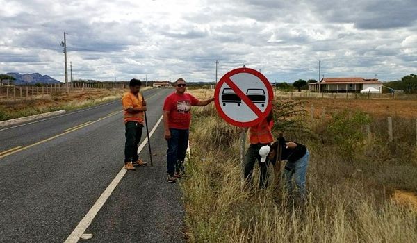 Chefe do DER-PB em Patos, Madiel Conserva, comenta visita técnica no local onde está sendo aberta estrada alternativa para Teixeira