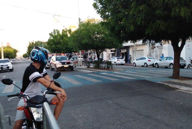 Polícia Militar  prende homem que passeava nu, no centro de Patos 