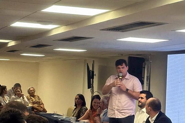 Deputado Taciano Diniz defende aumento de repasses dos recursos federais aos municípios em reunião da FAMUP