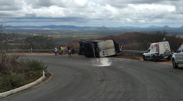 Caminhão da empresa Indaiá tomba na Serra do Teixeira nesta segunda-feira (7); veja