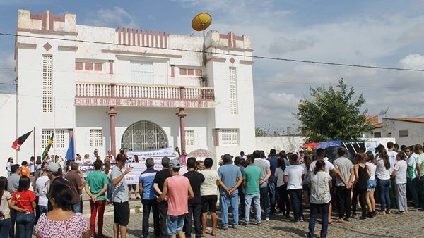 População de Piancó-PB vai às ruas em defesa da Escola Estadual Santo Antônio; veja vídeo e fotos