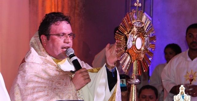 Fiéis aguardam ansiosos a Missa com orações de Cura e Libertação com Padre Fabrício na Paróquia de Taperoá-PB; veja vídeo