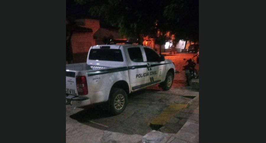 Em Patos, viatura da Polícia Civil foi deixada há várias horas na porta de residência e impede cidadão de usar a própria garagem