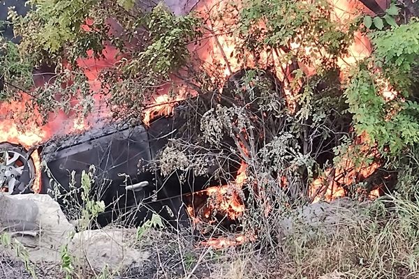 Carro capota e mata três pessoas carbonizadas em Sumé; duas vítimas conseguiram sair do veículo