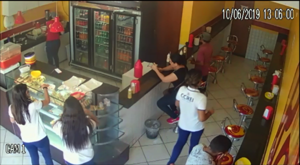 Homem é preso minutos depois de roubar celular de estudante em lanchonete no centro de Patos; veja vídeo