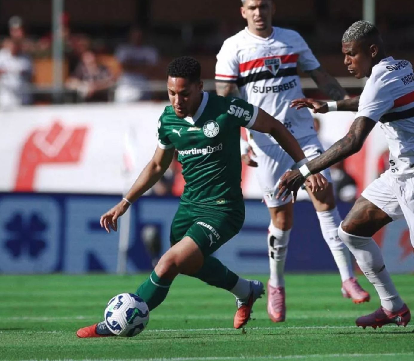 Em clássico com lances muito polêmicos, Palmeiras vira sobre o São Paulo e é líder 