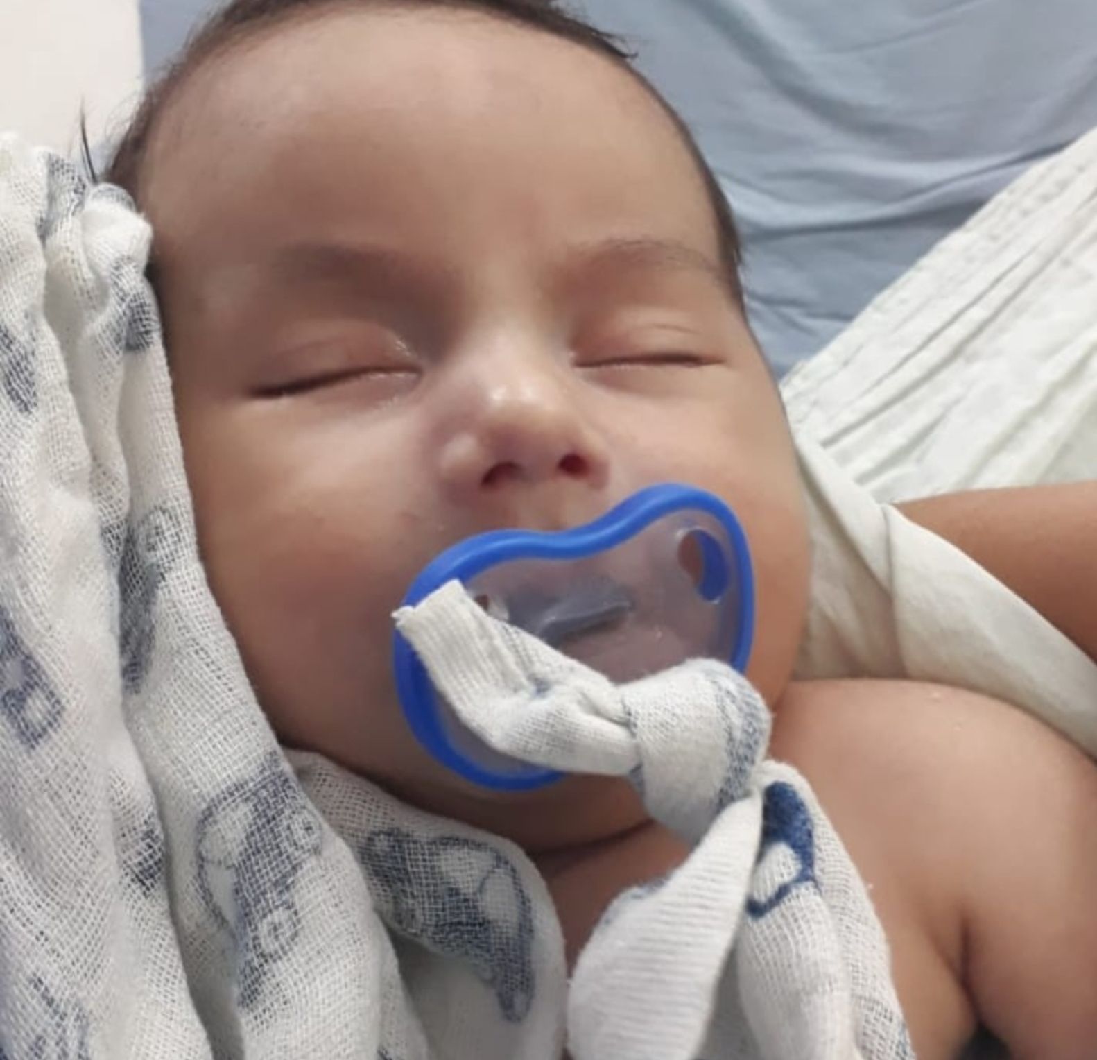 Bebê de Condado-PB está internado no Hospital Infantil de Patos a quase 10 dias esperando um otorrino, tio reclama