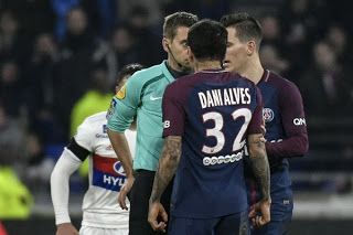 Daniel Alves pega três jogos de suspensão, mas punição ainda pode aumentar