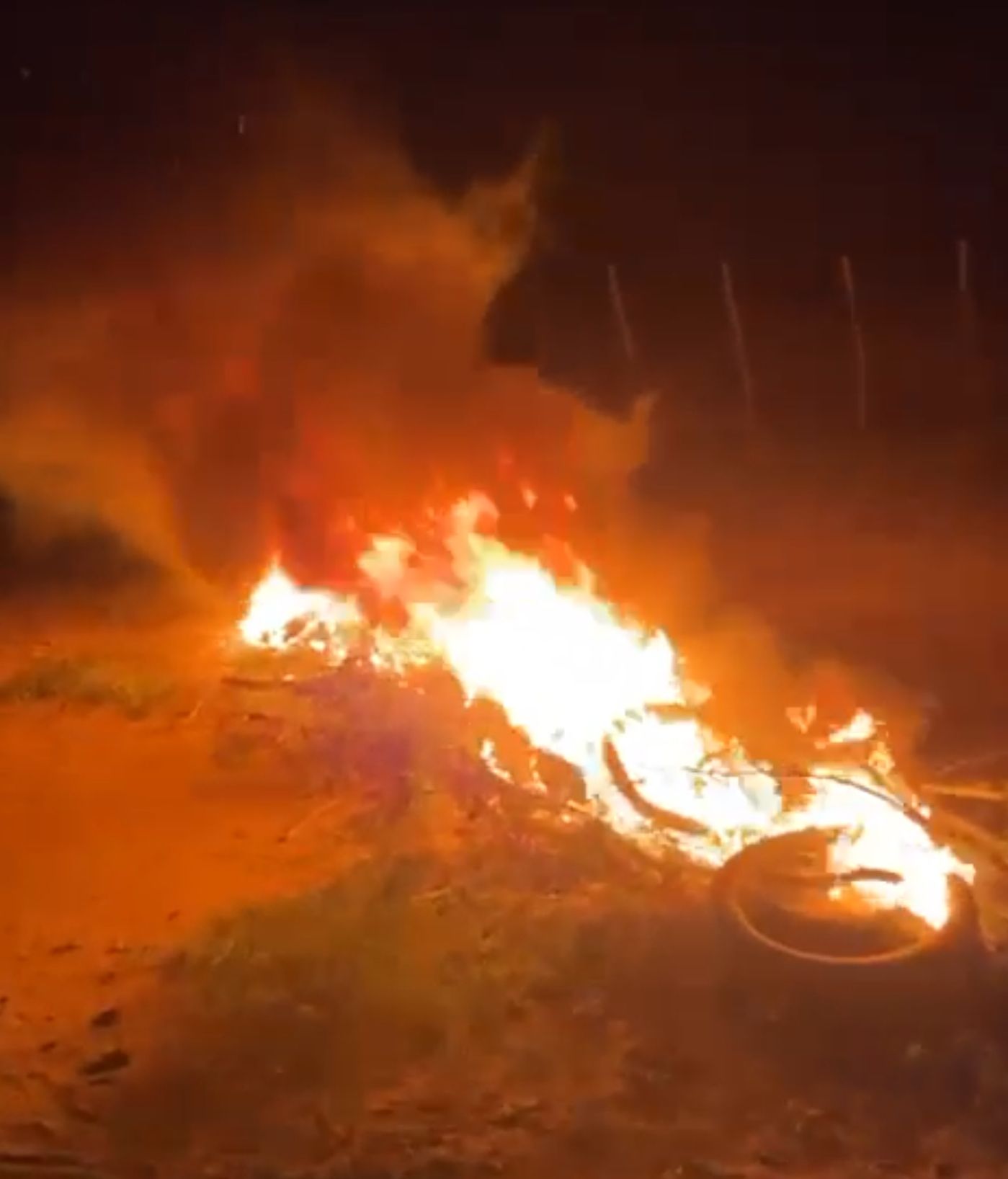Moradores bloqueiam estrada na zona rural de São José do Bonfim em protesto contra caminhões de lixo; veja vídeo 
