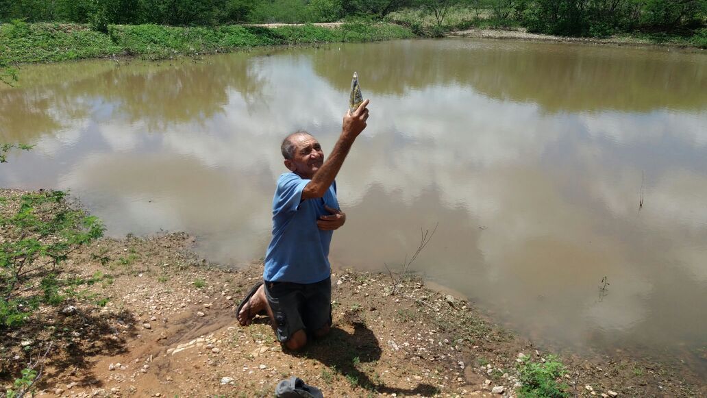 Agricultor paga promessa de joelhos às margens de açude na Paraíba