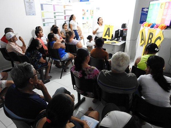 Enfermeira ministra palestra sobre Hepatites na Unidade de Saúde Chico Badu