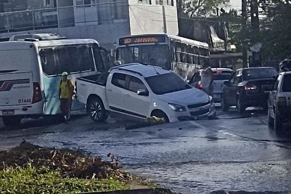 Asfalto cede e veículo fica preso em cratera no Geisel, em João Pessoa