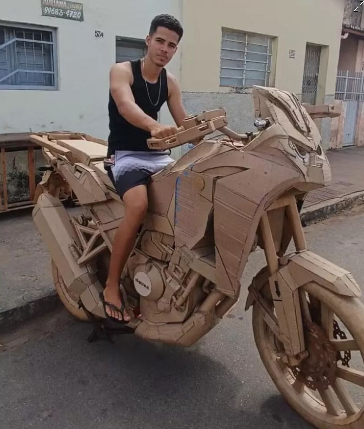 Estudante de física cria réplica de moto usando papelão na PB: \'Para inspirar outras pessoas\'