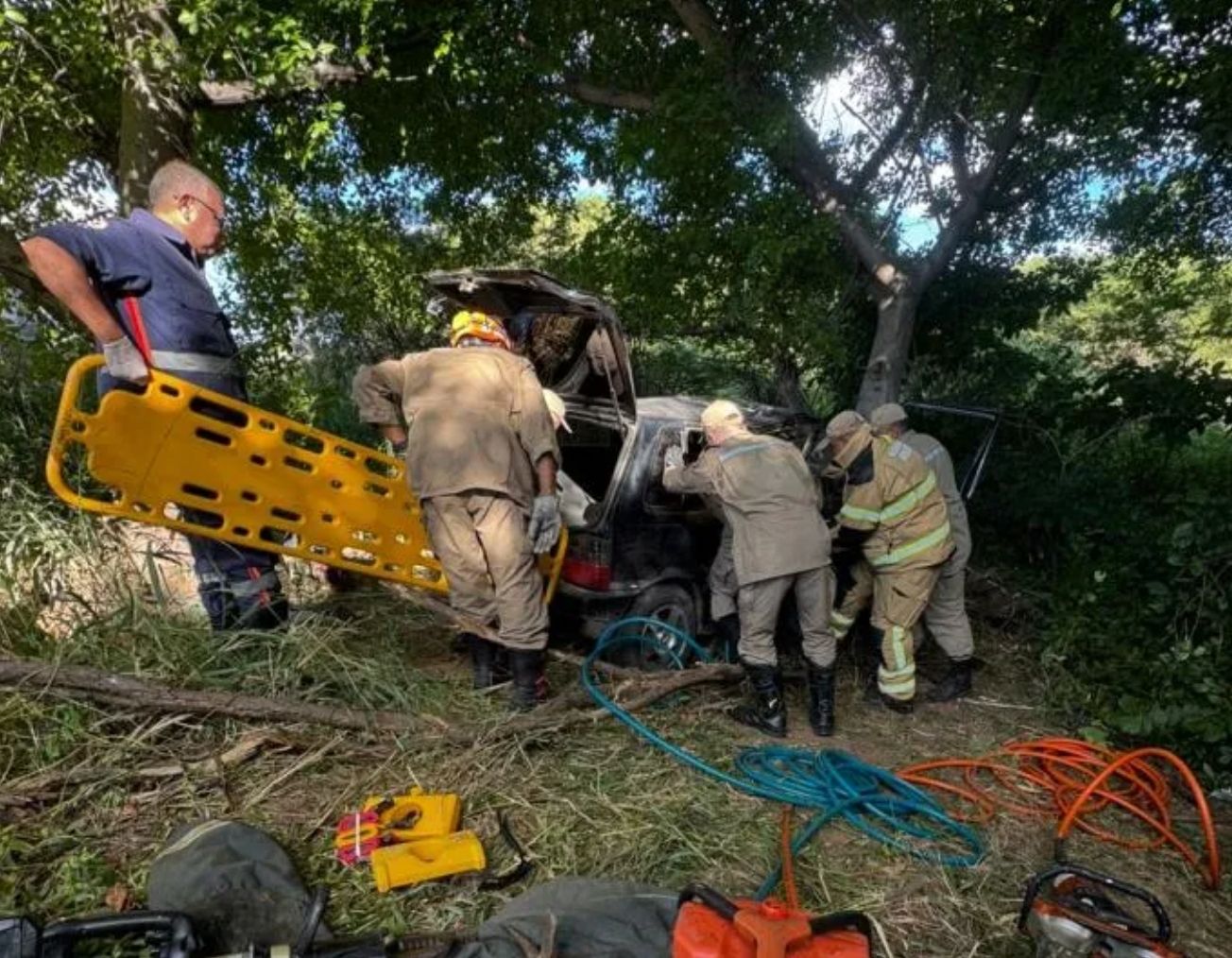 Colisão grave na BR-230, entre Patos e Santa Gertrudes,  deixa mulher ferida e mobiliza equipes de resgate, após vítima ficar presa entre as ferragens 