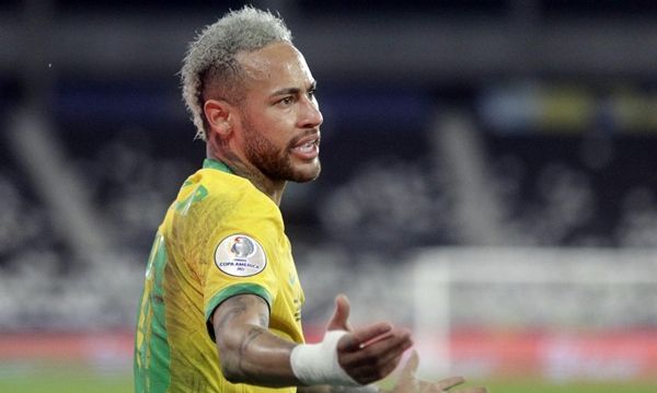 Neymar é flagrado em festa durante velório de Pelé; jornal afirma que PSG não proibiu vinda do jogador ao Brasil