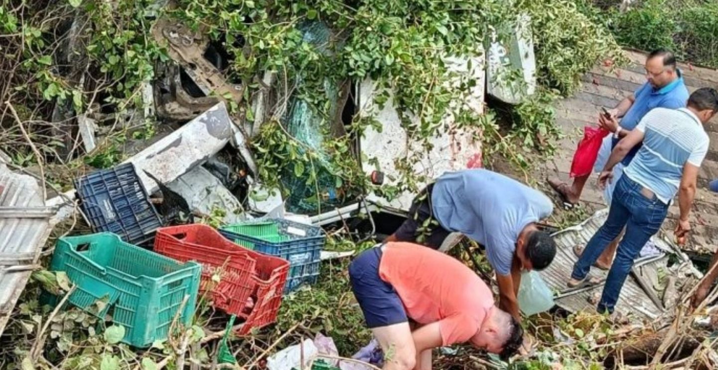 Casal sofre acidente na BR-426 entre Piancó e Santana dos Garrotes após caminhão carregado de verduras tombar