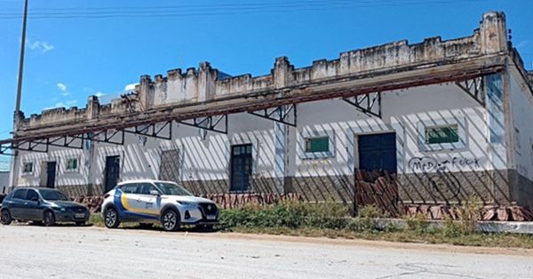 Vândalos furtam telhas históricas da antiga Estação Ferroviária do centro de Patos; Veja imagens