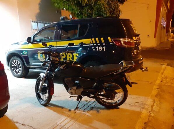 PRF apreende moto roubada na noite deste sábado (27), em Olho D\' Água