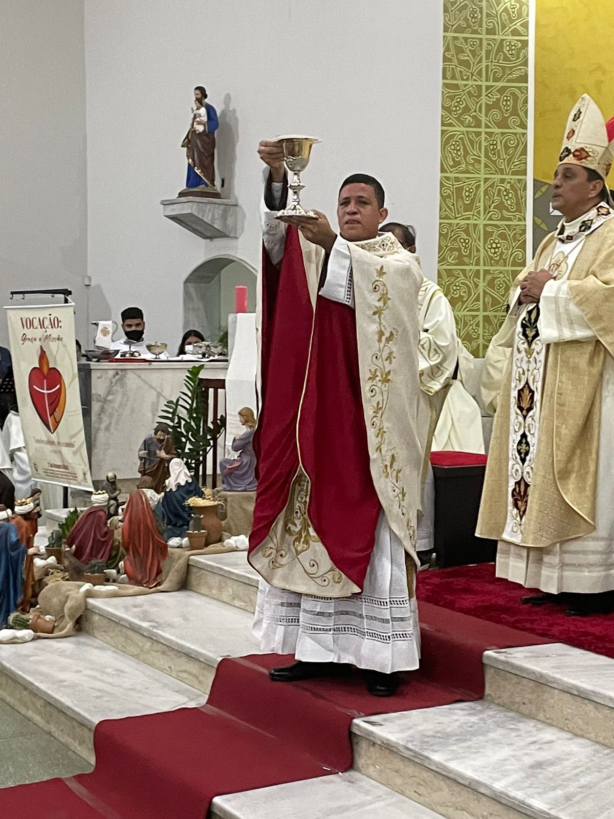 ´´Agradeço ao bondoso Deus, estou profundamente feliz´´, expressa Frei Yêdo após ser ordenado por Dom Eraldo neste sábado(10) na Igreja de Nossa Senhora de Fátima, em Patos; veja vídeo