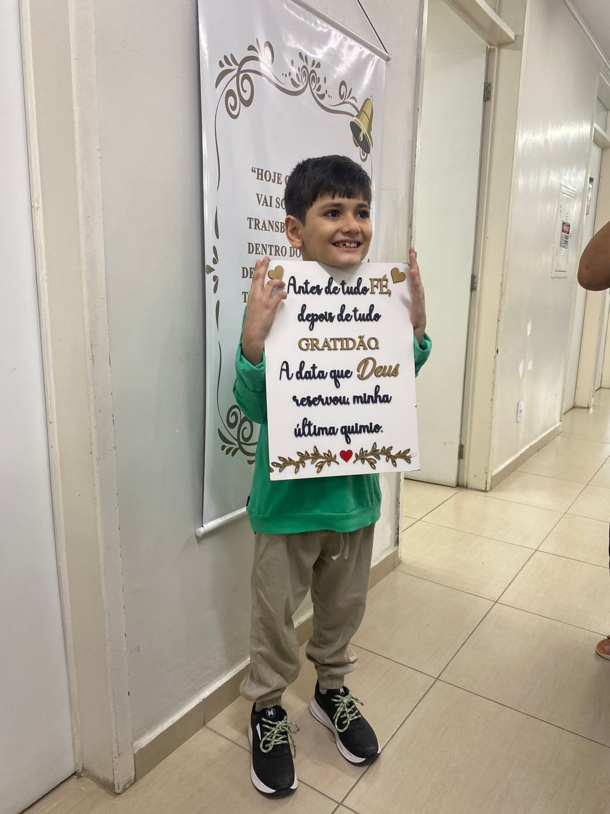 Pequeno Marcos Vinícius, de Santa Terezinha, vence câncer e pais louvam a Deus pela vitória; vídeo e fotos