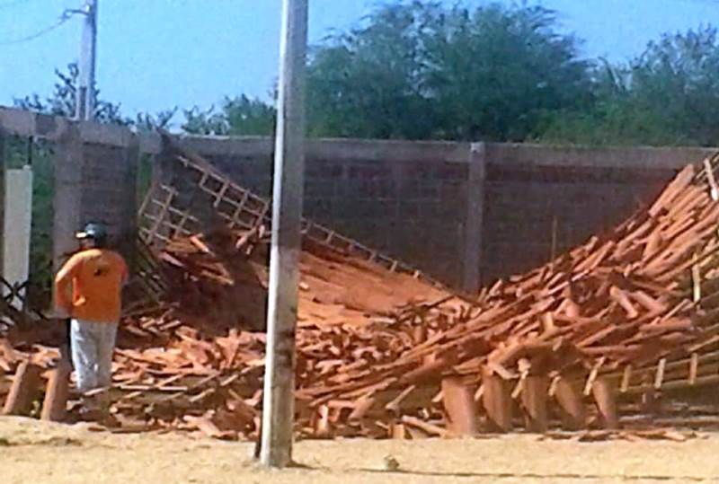 Cobertura de Praça Pública desaba durante construção e levanta suspeita da qualidade da obra em Quixaba