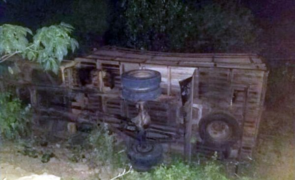 Motorista bate em pedra e tomba caminhoneta em Salgadinho-PB; criança de 7 anos estava no veículo