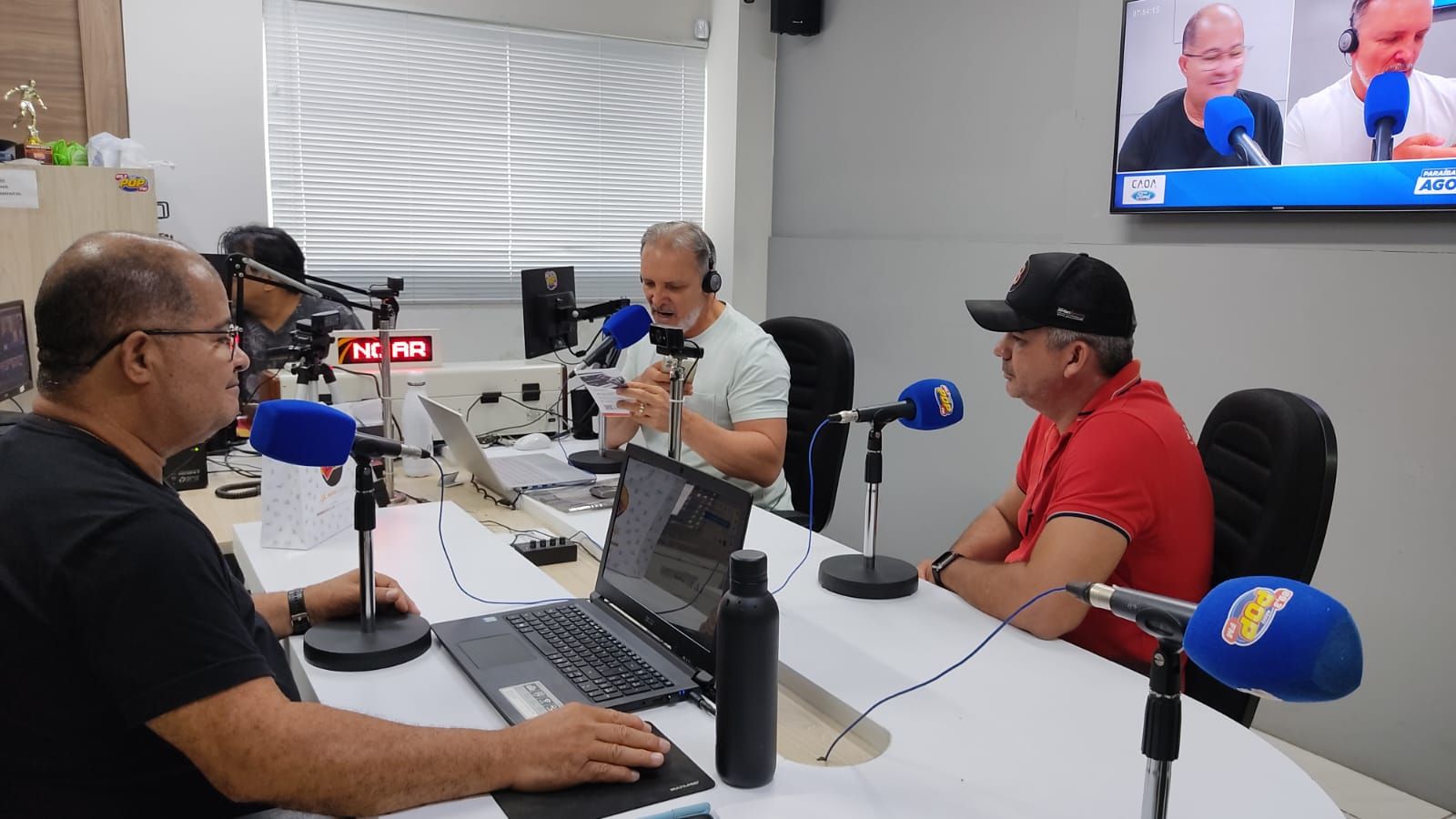 Jornalista Jordan Bezerra visita os colegas de profissão Adelton Alves, Edmilson Pereira e Luciano Coxinha da Rádio Pop de JP; veja vídeo 
