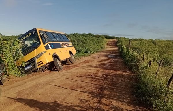 Ônibus escolar de São Mamede tomba na zona rural quando ia buscar estudantes; Veja fotos