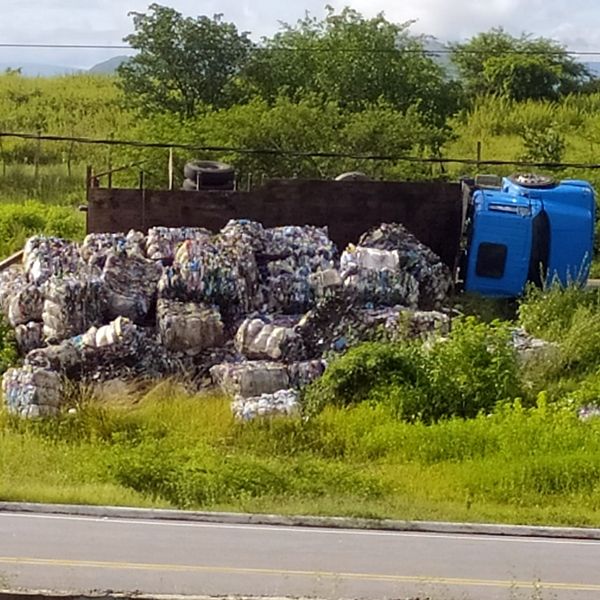 Caminhão carregado de material reciclável tomba na BR-230, próximo a São Mamede