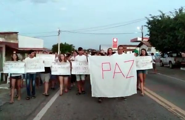 Vídeo: População de Santa Terezinha saem às ruas para pedir paz e justiça; após agressão brutal contra Arimatéia Camboim