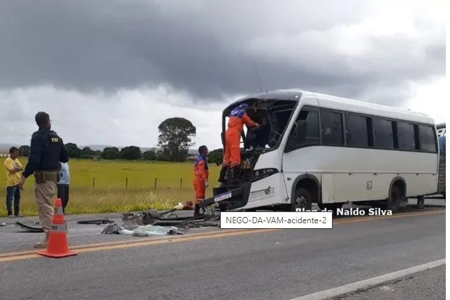 Micro-ônibus de Pombal se envolve em acidente com carreta na Bahia