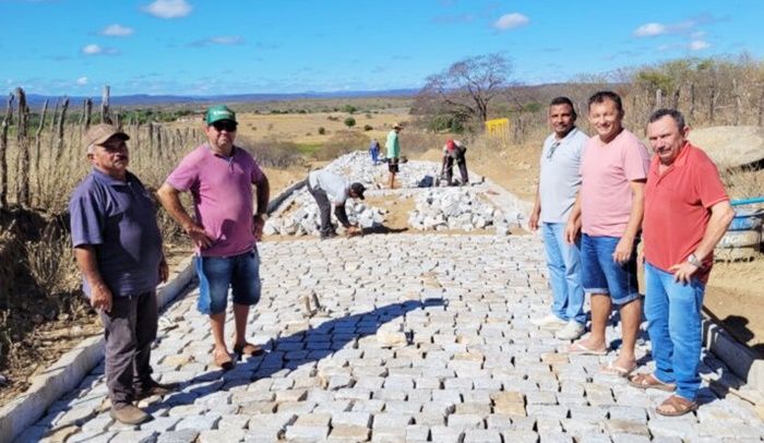 Prefeitura de Catingueira inicia pavimentação e reconstrução de passagem molhada na Zona Rural
