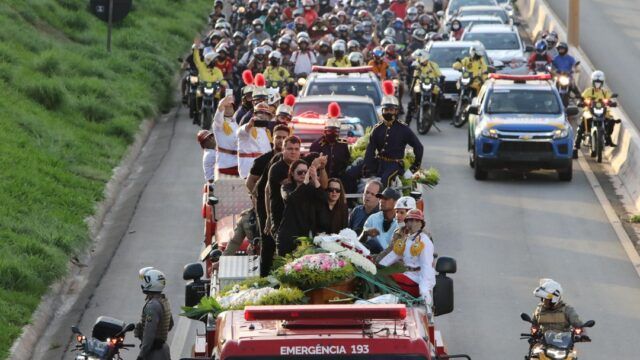 Marília Mendonça é sepultada após funeral reunir multidão em Goiânia;veja