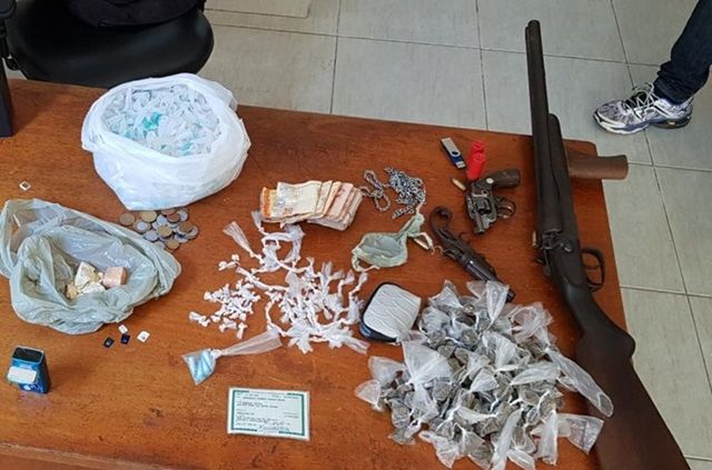 Homem preso com drogas, armas e munições no Vale do Piancó