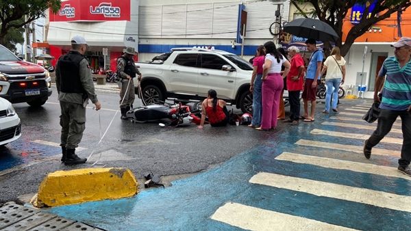 Acidente de trânsito é registrado na Epitácio Pessoa, no centro de Patos