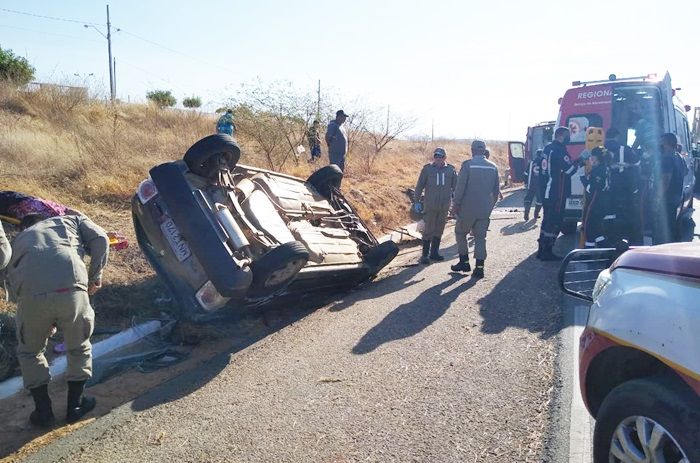 Acidente com carro e carroceiro na Rotatória da BR-230, em Patos, deixa uma pessoa morta e outra ferida