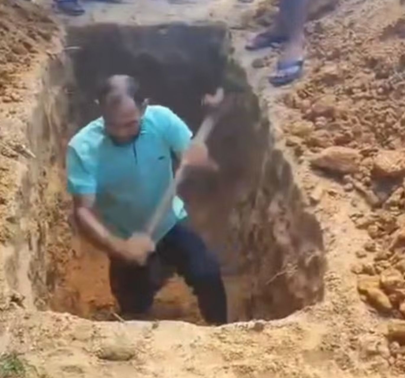Filho abre cova para sepultar corpo do próprio pai em cemitério público do RN. Vídeo
