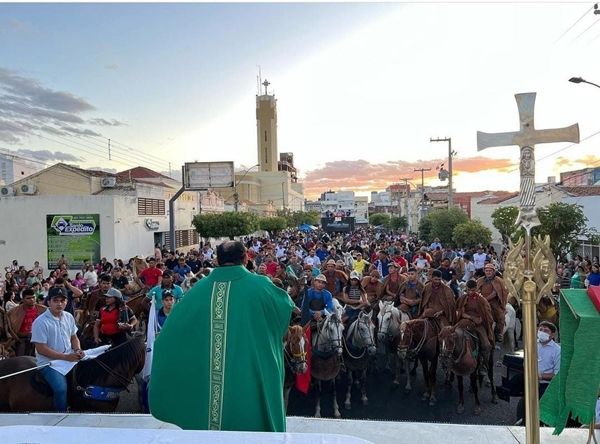 Cavaleiros e amazonas participam de Missa do Vaqueiro na Catedral de Patos; Padre Joácio comenta