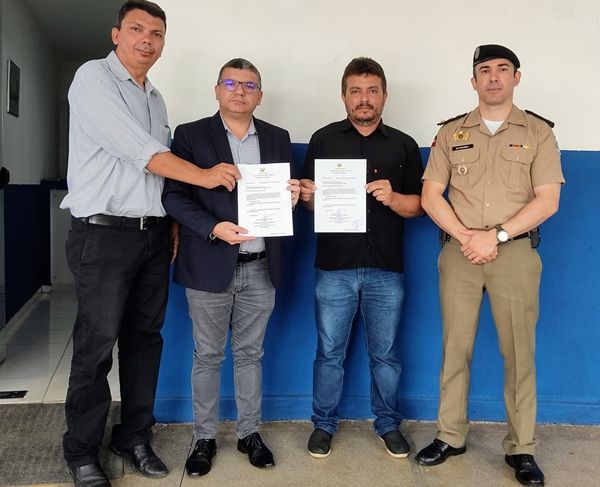 Vereador de Santa Terezinha, Damião de Seli entrega documento ao secretário executivo de Segurança solicitando a volta da Patrulha rural no município