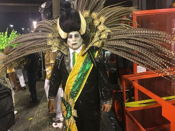 Vampiro presidente: Paraíso do Tuiuti fala de escravidão em desfile com críticas sociais