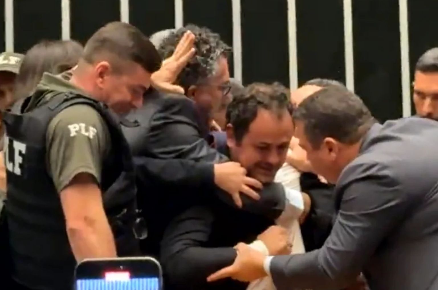 Confusão marca sessão na Câmara dos deputados: Glauber Braga é removido à força após ocupar cadeira de Hugo Motta