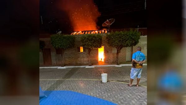 Casa fica totalmente destruída após vela dar início a incêndio nesta terça (6)