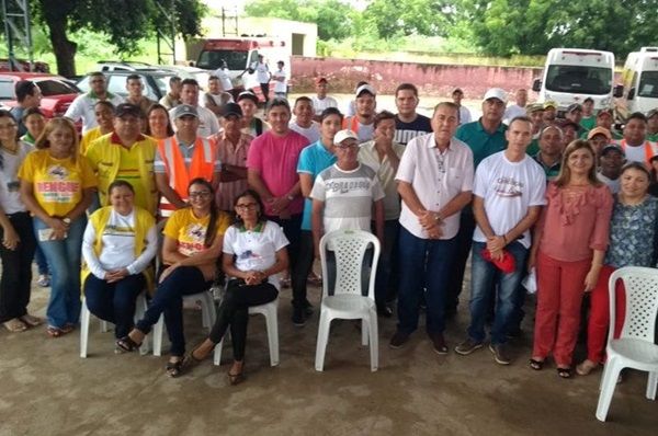 Prefeito amanhece liderando grande mutirão de limpeza, na cidade de Conceição