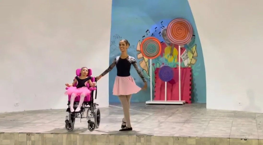 Emoção: Professora de Ballet encanta público em apresentação ao lado de criança cadeirante, em Patos; veja vídeo