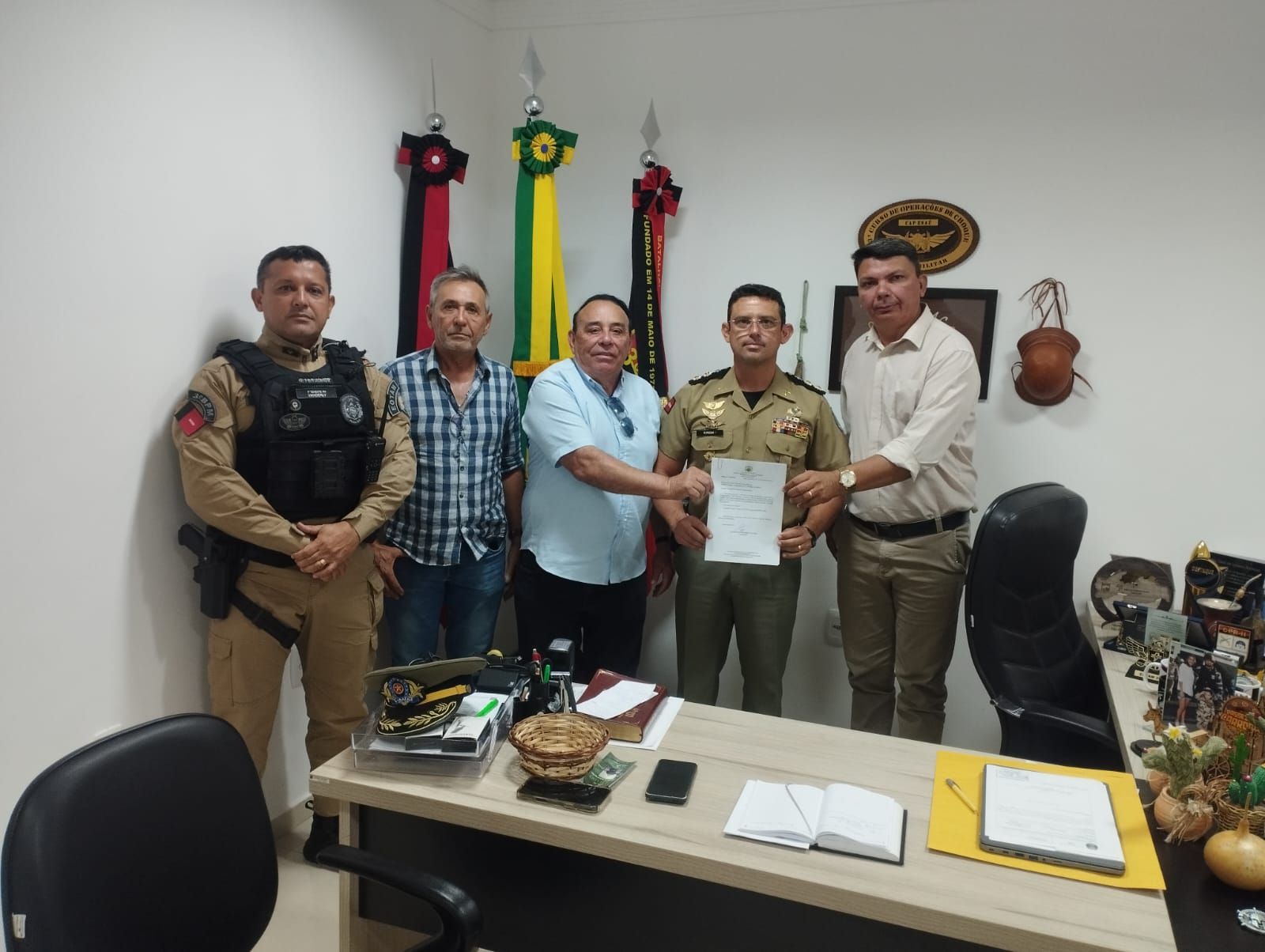 O presidente da Câmara, Francisco Bezerra, e o prefeito de Santa Terezinha, Arimatéia Camboim, solicitam ao Comandante do 3BPM a patrulha rural; veja