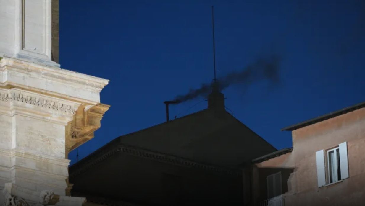 Conclave: Fumaça preta sai da chaminé após primeira votação