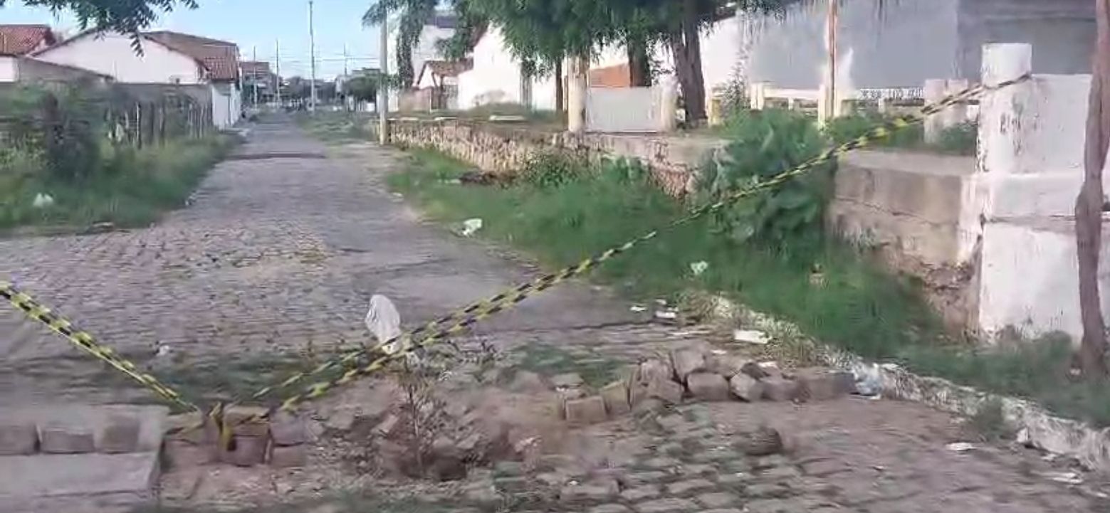 Após reclamação de galeria estourada na rua Basta Gomes, em Patos,  prefeitura diz que consertará problema nesta segunda (10)