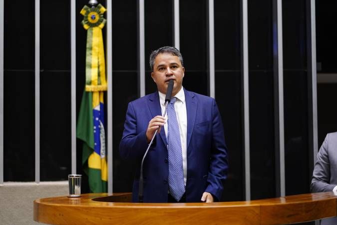 Efraim Filho afirma que será candidato ao governo em qualquer cenário; veja